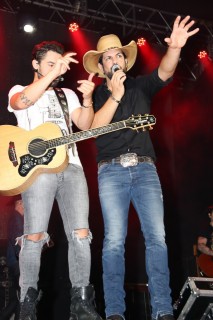 
<a style='margin-left: 5px;' class='btn btn-xs btn-social btn-facebook' href='https://www.facebook.com/sharer/sharer.php?u=https://www.galeramix.com.br/imagem/a23/800-800-90/conteudo/site_galerias/23/fernando-e-sorocaba-petry-galera-mix-3.jpg' rel='popup' data-width='500' data-height='400'><i class='fa fa-facebook'></i>Compartilhar <span class='hidden-xs'>no Facebook</span>
</a> 
<a class='btn btn-default btn-xs' target='_blank' href='imagem/a23/800-800-90/conteudo/site_galerias/23/fernando-e-sorocaba-petry-galera-mix-3.jpg'>
<span class='glyphicon glyphicon-cloud-download'></span> Salvar
</a>
