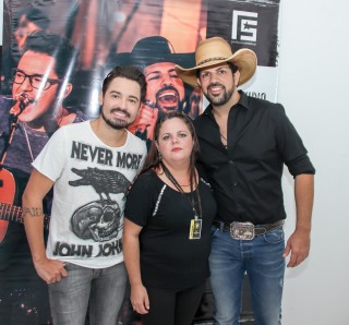 
<a style='margin-left: 5px;' class='btn btn-xs btn-social btn-facebook' href='https://www.facebook.com/sharer/sharer.php?u=https://www.galeramix.com.br/imagem/a23/800-800-90/conteudo/site_galerias/23/fernando-e-sorocaba-petry-galera-mix-37.jpg' rel='popup' data-width='500' data-height='400'><i class='fa fa-facebook'></i>Compartilhar <span class='hidden-xs'>no Facebook</span>
</a> 
<a class='btn btn-default btn-xs' target='_blank' href='imagem/a23/800-800-90/conteudo/site_galerias/23/fernando-e-sorocaba-petry-galera-mix-37.jpg'>
<span class='glyphicon glyphicon-cloud-download'></span> Salvar
</a>
