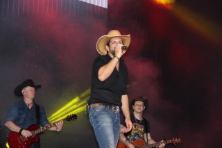 
<a style='margin-left: 5px;' class='btn btn-xs btn-social btn-facebook' href='https://www.facebook.com/sharer/sharer.php?u=https://www.galeramix.com.br/imagem/a23/800-800-90/conteudo/site_galerias/23/fernando-e-sorocaba-petry-galera-mix-4.jpg' rel='popup' data-width='500' data-height='400'><i class='fa fa-facebook'></i>Compartilhar <span class='hidden-xs'>no Facebook</span>
</a> 
<a class='btn btn-default btn-xs' target='_blank' href='imagem/a23/800-800-90/conteudo/site_galerias/23/fernando-e-sorocaba-petry-galera-mix-4.jpg'>
<span class='glyphicon glyphicon-cloud-download'></span> Salvar
</a>
