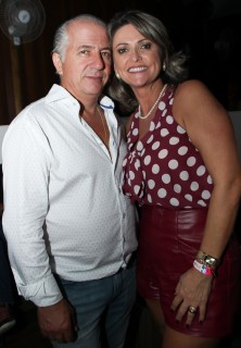 
<a style='margin-left: 5px;' class='btn btn-xs btn-social btn-facebook' href='https://www.facebook.com/sharer/sharer.php?u=https://www.galeramix.com.br/imagem/a23/800-800-90/conteudo/site_galerias/23/fernando-e-sorocaba-petry-galera-mix-46.jpg' rel='popup' data-width='500' data-height='400'><i class='fa fa-facebook'></i>Compartilhar <span class='hidden-xs'>no Facebook</span>
</a> 
<a class='btn btn-default btn-xs' target='_blank' href='imagem/a23/800-800-90/conteudo/site_galerias/23/fernando-e-sorocaba-petry-galera-mix-46.jpg'>
<span class='glyphicon glyphicon-cloud-download'></span> Salvar
</a>
