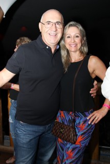 
<a style='margin-left: 5px;' class='btn btn-xs btn-social btn-facebook' href='https://www.facebook.com/sharer/sharer.php?u=https://www.galeramix.com.br/imagem/a23/800-800-90/conteudo/site_galerias/23/fernando-e-sorocaba-petry-galera-mix-48.jpg' rel='popup' data-width='500' data-height='400'><i class='fa fa-facebook'></i>Compartilhar <span class='hidden-xs'>no Facebook</span>
</a> 
<a class='btn btn-default btn-xs' target='_blank' href='imagem/a23/800-800-90/conteudo/site_galerias/23/fernando-e-sorocaba-petry-galera-mix-48.jpg'>
<span class='glyphicon glyphicon-cloud-download'></span> Salvar
</a>
