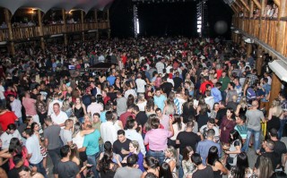 
<a style='margin-left: 5px;' class='btn btn-xs btn-social btn-facebook' href='https://www.facebook.com/sharer/sharer.php?u=https://www.galeramix.com.br/imagem/a23/800-800-90/conteudo/site_galerias/23/fernando-e-sorocaba-petry-galera-mix-58.jpg' rel='popup' data-width='500' data-height='400'><i class='fa fa-facebook'></i>Compartilhar <span class='hidden-xs'>no Facebook</span>
</a> 
<a class='btn btn-default btn-xs' target='_blank' href='imagem/a23/800-800-90/conteudo/site_galerias/23/fernando-e-sorocaba-petry-galera-mix-58.jpg'>
<span class='glyphicon glyphicon-cloud-download'></span> Salvar
</a>
