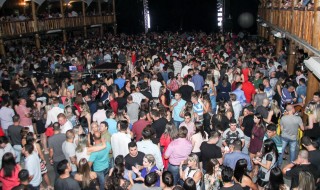 
<a style='margin-left: 5px;' class='btn btn-xs btn-social btn-facebook' href='https://www.facebook.com/sharer/sharer.php?u=https://www.galeramix.com.br/imagem/a23/800-800-90/conteudo/site_galerias/23/fernando-e-sorocaba-petry-galera-mix-59.jpg' rel='popup' data-width='500' data-height='400'><i class='fa fa-facebook'></i>Compartilhar <span class='hidden-xs'>no Facebook</span>
</a> 
<a class='btn btn-default btn-xs' target='_blank' href='imagem/a23/800-800-90/conteudo/site_galerias/23/fernando-e-sorocaba-petry-galera-mix-59.jpg'>
<span class='glyphicon glyphicon-cloud-download'></span> Salvar
</a>
