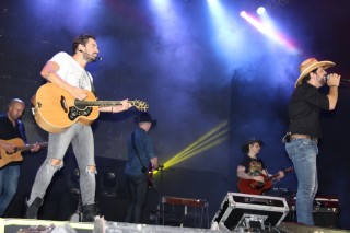 
<a style='margin-left: 5px;' class='btn btn-xs btn-social btn-facebook' href='https://www.facebook.com/sharer/sharer.php?u=https://www.galeramix.com.br/imagem/a23/800-800-90/conteudo/site_galerias/23/fernando-e-sorocaba-petry-galera-mix-6.jpg' rel='popup' data-width='500' data-height='400'><i class='fa fa-facebook'></i>Compartilhar <span class='hidden-xs'>no Facebook</span>
</a> 
<a class='btn btn-default btn-xs' target='_blank' href='imagem/a23/800-800-90/conteudo/site_galerias/23/fernando-e-sorocaba-petry-galera-mix-6.jpg'>
<span class='glyphicon glyphicon-cloud-download'></span> Salvar
</a>
