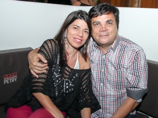 
<a style='margin-left: 5px;' class='btn btn-xs btn-social btn-facebook' href='https://www.facebook.com/sharer/sharer.php?u=https://www.galeramix.com.br/imagem/a23/800-800-90/conteudo/site_galerias/23/fernando-e-sorocaba-petry-galera-mix-87.jpg' rel='popup' data-width='500' data-height='400'><i class='fa fa-facebook'></i>Compartilhar <span class='hidden-xs'>no Facebook</span>
</a> 
<a class='btn btn-default btn-xs' target='_blank' href='imagem/a23/800-800-90/conteudo/site_galerias/23/fernando-e-sorocaba-petry-galera-mix-87.jpg'>
<span class='glyphicon glyphicon-cloud-download'></span> Salvar
</a>
