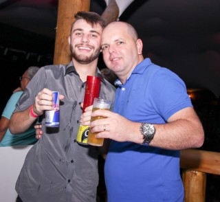 
<a style='margin-left: 5px;' class='btn btn-xs btn-social btn-facebook' href='https://www.facebook.com/sharer/sharer.php?u=https://www.galeramix.com.br/imagem/a23/800-800-90/conteudo/site_galerias/23/fernando-e-sorocaba-petry-galera-mix-89.jpg' rel='popup' data-width='500' data-height='400'><i class='fa fa-facebook'></i>Compartilhar <span class='hidden-xs'>no Facebook</span>
</a> 
<a class='btn btn-default btn-xs' target='_blank' href='imagem/a23/800-800-90/conteudo/site_galerias/23/fernando-e-sorocaba-petry-galera-mix-89.jpg'>
<span class='glyphicon glyphicon-cloud-download'></span> Salvar
</a>
