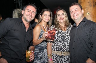 
<a style='margin-left: 5px;' class='btn btn-xs btn-social btn-facebook' href='https://www.facebook.com/sharer/sharer.php?u=https://www.galeramix.com.br/imagem/a23/800-800-90/conteudo/site_galerias/23/fernando-e-sorocaba-petry-galera-mix-99.jpg' rel='popup' data-width='500' data-height='400'><i class='fa fa-facebook'></i>Compartilhar <span class='hidden-xs'>no Facebook</span>
</a> 
<a class='btn btn-default btn-xs' target='_blank' href='imagem/a23/800-800-90/conteudo/site_galerias/23/fernando-e-sorocaba-petry-galera-mix-99.jpg'>
<span class='glyphicon glyphicon-cloud-download'></span> Salvar
</a>
