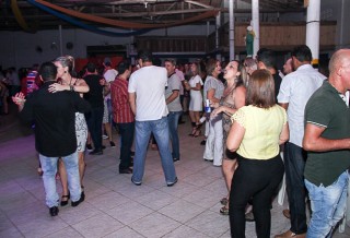 
<a style='margin-left: 5px;' class='btn btn-xs btn-social btn-facebook' href='https://www.facebook.com/sharer/sharer.php?u=https://www.galeramix.com.br/imagem/a24/800-800-90/conteudo/site_galerias/24/img3186.jpg' rel='popup' data-width='500' data-height='400'><i class='fa fa-facebook'></i>Compartilhar <span class='hidden-xs'>no Facebook</span>
</a> 
<a class='btn btn-default btn-xs' target='_blank' href='imagem/a24/800-800-90/conteudo/site_galerias/24/img3186.jpg'>
<span class='glyphicon glyphicon-cloud-download'></span> Salvar
</a>
