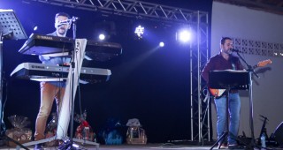 
<a style='margin-left: 5px;' class='btn btn-xs btn-social btn-facebook' href='https://www.facebook.com/sharer/sharer.php?u=https://www.galeramix.com.br/imagem/a24/800-800-90/conteudo/site_galerias/24/img3223.jpg' rel='popup' data-width='500' data-height='400'><i class='fa fa-facebook'></i>Compartilhar <span class='hidden-xs'>no Facebook</span>
</a> 
<a class='btn btn-default btn-xs' target='_blank' href='imagem/a24/800-800-90/conteudo/site_galerias/24/img3223.jpg'>
<span class='glyphicon glyphicon-cloud-download'></span> Salvar
</a>
