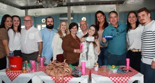 
<a style='margin-left: 5px;' class='btn btn-xs btn-social btn-facebook' href='https://www.facebook.com/sharer/sharer.php?u=https://www.galeramix.com.br/imagem/a29/800-800-90/conteudo/site_galerias/29/img4097.jpg' rel='popup' data-width='500' data-height='400'><i class='fa fa-facebook'></i>Compartilhar <span class='hidden-xs'>no Facebook</span>
</a> 
<a class='btn btn-default btn-xs' target='_blank' href='imagem/a29/800-800-90/conteudo/site_galerias/29/img4097.jpg'>
<span class='glyphicon glyphicon-cloud-download'></span> Salvar
</a>
