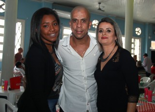 
<a style='margin-left: 5px;' class='btn btn-xs btn-social btn-facebook' href='https://www.facebook.com/sharer/sharer.php?u=https://www.galeramix.com.br/imagem/a29/800-800-90/conteudo/site_galerias/29/img4138.jpg' rel='popup' data-width='500' data-height='400'><i class='fa fa-facebook'></i>Compartilhar <span class='hidden-xs'>no Facebook</span>
</a> 
<a class='btn btn-default btn-xs' target='_blank' href='imagem/a29/800-800-90/conteudo/site_galerias/29/img4138.jpg'>
<span class='glyphicon glyphicon-cloud-download'></span> Salvar
</a>
