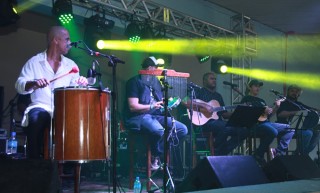 
<a style='margin-left: 5px;' class='btn btn-xs btn-social btn-facebook' href='https://www.facebook.com/sharer/sharer.php?u=https://www.galeramix.com.br/imagem/a29/800-800-90/conteudo/site_galerias/29/img4161.jpg' rel='popup' data-width='500' data-height='400'><i class='fa fa-facebook'></i>Compartilhar <span class='hidden-xs'>no Facebook</span>
</a> 
<a class='btn btn-default btn-xs' target='_blank' href='imagem/a29/800-800-90/conteudo/site_galerias/29/img4161.jpg'>
<span class='glyphicon glyphicon-cloud-download'></span> Salvar
</a>
