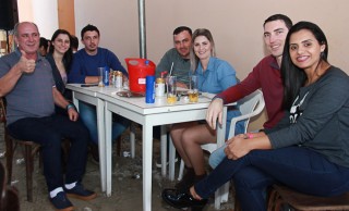 
<a style='margin-left: 5px;' class='btn btn-xs btn-social btn-facebook' href='https://www.facebook.com/sharer/sharer.php?u=https://www.galeramix.com.br/imagem/a29/800-800-90/conteudo/site_galerias/29/img4199.jpg' rel='popup' data-width='500' data-height='400'><i class='fa fa-facebook'></i>Compartilhar <span class='hidden-xs'>no Facebook</span>
</a> 
<a class='btn btn-default btn-xs' target='_blank' href='imagem/a29/800-800-90/conteudo/site_galerias/29/img4199.jpg'>
<span class='glyphicon glyphicon-cloud-download'></span> Salvar
</a>
