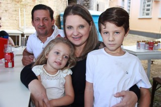 
<a style='margin-left: 5px;' class='btn btn-xs btn-social btn-facebook' href='https://www.facebook.com/sharer/sharer.php?u=https://www.galeramix.com.br/imagem/a29/800-800-90/conteudo/site_galerias/29/img4202.jpg' rel='popup' data-width='500' data-height='400'><i class='fa fa-facebook'></i>Compartilhar <span class='hidden-xs'>no Facebook</span>
</a> 
<a class='btn btn-default btn-xs' target='_blank' href='imagem/a29/800-800-90/conteudo/site_galerias/29/img4202.jpg'>
<span class='glyphicon glyphicon-cloud-download'></span> Salvar
</a>
