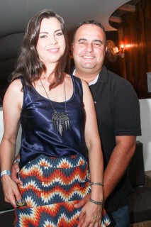 
                                <a style='margin-left: 5px;' class='btn btn-xs btn-social btn-facebook' href='https://www.facebook.com/sharer/sharer.php?u=https://www.galeramix.com.br/imagem/a3/800-800-90/conteudo/site_galerias/3/petry-galera-mix-mairara-e-maraisa-100.jpg' rel='popup' data-width='500' data-height='400'><i class='fa fa-facebook'></i>Compartilhar <span class='hidden-xs'>no Facebook</span>
                            </a> 
                            <a class='btn btn-default btn-xs' target='_blank' href='imagem/a3/800-800-90/conteudo/site_galerias/3/petry-galera-mix-mairara-e-maraisa-100.jpg'>
                                <span class='glyphicon glyphicon-cloud-download'></span> Salvar
                            </a>
                            