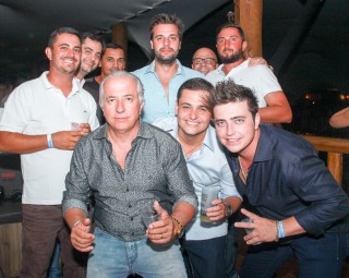 
<a style='margin-left: 5px;' class='btn btn-xs btn-social btn-facebook' href='https://www.facebook.com/sharer/sharer.php?u=https://www.galeramix.com.br/imagem/a3/800-800-90/conteudo/site_galerias/3/petry-galera-mix-mairara-e-maraisa-113.jpg' rel='popup' data-width='500' data-height='400'><i class='fa fa-facebook'></i>Compartilhar <span class='hidden-xs'>no Facebook</span>
</a> 
<a class='btn btn-default btn-xs' target='_blank' href='imagem/a3/800-800-90/conteudo/site_galerias/3/petry-galera-mix-mairara-e-maraisa-113.jpg'>
<span class='glyphicon glyphicon-cloud-download'></span> Salvar
</a>
