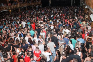 
<a style='margin-left: 5px;' class='btn btn-xs btn-social btn-facebook' href='https://www.facebook.com/sharer/sharer.php?u=https://www.galeramix.com.br/imagem/a3/800-800-90/conteudo/site_galerias/3/petry-galera-mix-mairara-e-maraisa-129.jpg' rel='popup' data-width='500' data-height='400'><i class='fa fa-facebook'></i>Compartilhar <span class='hidden-xs'>no Facebook</span>
</a> 
<a class='btn btn-default btn-xs' target='_blank' href='imagem/a3/800-800-90/conteudo/site_galerias/3/petry-galera-mix-mairara-e-maraisa-129.jpg'>
<span class='glyphicon glyphicon-cloud-download'></span> Salvar
</a>
