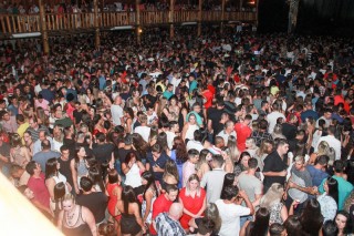 
<a style='margin-left: 5px;' class='btn btn-xs btn-social btn-facebook' href='https://www.facebook.com/sharer/sharer.php?u=https://www.galeramix.com.br/imagem/a3/800-800-90/conteudo/site_galerias/3/petry-galera-mix-mairara-e-maraisa-131.jpg' rel='popup' data-width='500' data-height='400'><i class='fa fa-facebook'></i>Compartilhar <span class='hidden-xs'>no Facebook</span>
</a> 
<a class='btn btn-default btn-xs' target='_blank' href='imagem/a3/800-800-90/conteudo/site_galerias/3/petry-galera-mix-mairara-e-maraisa-131.jpg'>
<span class='glyphicon glyphicon-cloud-download'></span> Salvar
</a>
