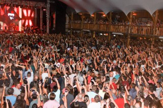 
<a style='margin-left: 5px;' class='btn btn-xs btn-social btn-facebook' href='https://www.facebook.com/sharer/sharer.php?u=https://www.galeramix.com.br/imagem/a3/800-800-90/conteudo/site_galerias/3/petry-galera-mix-mairara-e-maraisa-143.jpg' rel='popup' data-width='500' data-height='400'><i class='fa fa-facebook'></i>Compartilhar <span class='hidden-xs'>no Facebook</span>
</a> 
<a class='btn btn-default btn-xs' target='_blank' href='imagem/a3/800-800-90/conteudo/site_galerias/3/petry-galera-mix-mairara-e-maraisa-143.jpg'>
<span class='glyphicon glyphicon-cloud-download'></span> Salvar
</a>
