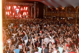 
<a style='margin-left: 5px;' class='btn btn-xs btn-social btn-facebook' href='https://www.facebook.com/sharer/sharer.php?u=https://www.galeramix.com.br/imagem/a3/800-800-90/conteudo/site_galerias/3/petry-galera-mix-mairara-e-maraisa-144.jpg' rel='popup' data-width='500' data-height='400'><i class='fa fa-facebook'></i>Compartilhar <span class='hidden-xs'>no Facebook</span>
</a> 
<a class='btn btn-default btn-xs' target='_blank' href='imagem/a3/800-800-90/conteudo/site_galerias/3/petry-galera-mix-mairara-e-maraisa-144.jpg'>
<span class='glyphicon glyphicon-cloud-download'></span> Salvar
</a>
