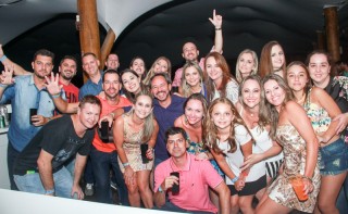 
<a style='margin-left: 5px;' class='btn btn-xs btn-social btn-facebook' href='https://www.facebook.com/sharer/sharer.php?u=https://www.galeramix.com.br/imagem/a3/800-800-90/conteudo/site_galerias/3/petry-galera-mix-mairara-e-maraisa-155.jpg' rel='popup' data-width='500' data-height='400'><i class='fa fa-facebook'></i>Compartilhar <span class='hidden-xs'>no Facebook</span>
</a> 
<a class='btn btn-default btn-xs' target='_blank' href='imagem/a3/800-800-90/conteudo/site_galerias/3/petry-galera-mix-mairara-e-maraisa-155.jpg'>
<span class='glyphicon glyphicon-cloud-download'></span> Salvar
</a>
