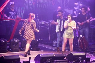 
<a style='margin-left: 5px;' class='btn btn-xs btn-social btn-facebook' href='https://www.facebook.com/sharer/sharer.php?u=https://www.galeramix.com.br/imagem/a3/800-800-90/conteudo/site_galerias/3/petry-galera-mix-mairara-e-maraisa-156.jpg' rel='popup' data-width='500' data-height='400'><i class='fa fa-facebook'></i>Compartilhar <span class='hidden-xs'>no Facebook</span>
</a> 
<a class='btn btn-default btn-xs' target='_blank' href='imagem/a3/800-800-90/conteudo/site_galerias/3/petry-galera-mix-mairara-e-maraisa-156.jpg'>
<span class='glyphicon glyphicon-cloud-download'></span> Salvar
</a>
