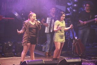 
<a style='margin-left: 5px;' class='btn btn-xs btn-social btn-facebook' href='https://www.facebook.com/sharer/sharer.php?u=https://www.galeramix.com.br/imagem/a3/800-800-90/conteudo/site_galerias/3/petry-galera-mix-mairara-e-maraisa-160.jpg' rel='popup' data-width='500' data-height='400'><i class='fa fa-facebook'></i>Compartilhar <span class='hidden-xs'>no Facebook</span>
</a> 
<a class='btn btn-default btn-xs' target='_blank' href='imagem/a3/800-800-90/conteudo/site_galerias/3/petry-galera-mix-mairara-e-maraisa-160.jpg'>
<span class='glyphicon glyphicon-cloud-download'></span> Salvar
</a>
