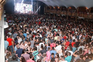 
<a style='margin-left: 5px;' class='btn btn-xs btn-social btn-facebook' href='https://www.facebook.com/sharer/sharer.php?u=https://www.galeramix.com.br/imagem/a3/800-800-90/conteudo/site_galerias/3/petry-galera-mix-mairara-e-maraisa-161.jpg' rel='popup' data-width='500' data-height='400'><i class='fa fa-facebook'></i>Compartilhar <span class='hidden-xs'>no Facebook</span>
</a> 
<a class='btn btn-default btn-xs' target='_blank' href='imagem/a3/800-800-90/conteudo/site_galerias/3/petry-galera-mix-mairara-e-maraisa-161.jpg'>
<span class='glyphicon glyphicon-cloud-download'></span> Salvar
</a>
