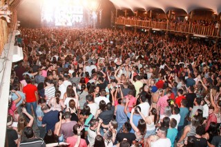 
<a style='margin-left: 5px;' class='btn btn-xs btn-social btn-facebook' href='https://www.facebook.com/sharer/sharer.php?u=https://www.galeramix.com.br/imagem/a3/800-800-90/conteudo/site_galerias/3/petry-galera-mix-mairara-e-maraisa-162.jpg' rel='popup' data-width='500' data-height='400'><i class='fa fa-facebook'></i>Compartilhar <span class='hidden-xs'>no Facebook</span>
</a> 
<a class='btn btn-default btn-xs' target='_blank' href='imagem/a3/800-800-90/conteudo/site_galerias/3/petry-galera-mix-mairara-e-maraisa-162.jpg'>
<span class='glyphicon glyphicon-cloud-download'></span> Salvar
</a>
