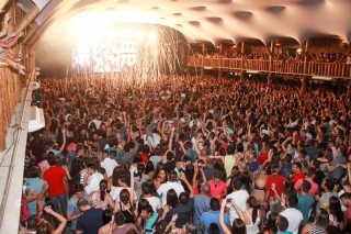 
<a style='margin-left: 5px;' class='btn btn-xs btn-social btn-facebook' href='https://www.facebook.com/sharer/sharer.php?u=https://www.galeramix.com.br/imagem/a3/800-800-90/conteudo/site_galerias/3/petry-galera-mix-mairara-e-maraisa-163.jpg' rel='popup' data-width='500' data-height='400'><i class='fa fa-facebook'></i>Compartilhar <span class='hidden-xs'>no Facebook</span>
</a> 
<a class='btn btn-default btn-xs' target='_blank' href='imagem/a3/800-800-90/conteudo/site_galerias/3/petry-galera-mix-mairara-e-maraisa-163.jpg'>
<span class='glyphicon glyphicon-cloud-download'></span> Salvar
</a>
