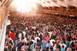 
<a style='margin-left: 5px;' class='btn btn-xs btn-social btn-facebook' href='https://www.facebook.com/sharer/sharer.php?u=https://www.galeramix.com.br/imagem/a3/800-800-90/conteudo/site_galerias/3/petry-galera-mix-mairara-e-maraisa-164.jpg' rel='popup' data-width='500' data-height='400'><i class='fa fa-facebook'></i>Compartilhar <span class='hidden-xs'>no Facebook</span>
</a> 
<a class='btn btn-default btn-xs' target='_blank' href='imagem/a3/800-800-90/conteudo/site_galerias/3/petry-galera-mix-mairara-e-maraisa-164.jpg'>
<span class='glyphicon glyphicon-cloud-download'></span> Salvar
</a>
