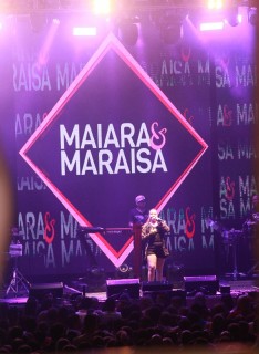 
<a style='margin-left: 5px;' class='btn btn-xs btn-social btn-facebook' href='https://www.facebook.com/sharer/sharer.php?u=https://www.galeramix.com.br/imagem/a3/800-800-90/conteudo/site_galerias/3/petry-galera-mix-mairara-e-maraisa-166.jpg' rel='popup' data-width='500' data-height='400'><i class='fa fa-facebook'></i>Compartilhar <span class='hidden-xs'>no Facebook</span>
</a> 
<a class='btn btn-default btn-xs' target='_blank' href='imagem/a3/800-800-90/conteudo/site_galerias/3/petry-galera-mix-mairara-e-maraisa-166.jpg'>
<span class='glyphicon glyphicon-cloud-download'></span> Salvar
</a>
