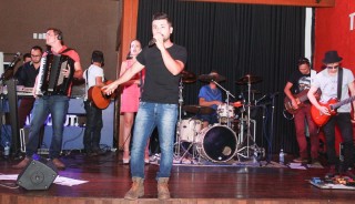 
<a style='margin-left: 5px;' class='btn btn-xs btn-social btn-facebook' href='https://www.facebook.com/sharer/sharer.php?u=https://www.galeramix.com.br/imagem/a3/800-800-90/conteudo/site_galerias/3/petry-galera-mix-mairara-e-maraisa-35.jpg' rel='popup' data-width='500' data-height='400'><i class='fa fa-facebook'></i>Compartilhar <span class='hidden-xs'>no Facebook</span>
</a> 
<a class='btn btn-default btn-xs' target='_blank' href='imagem/a3/800-800-90/conteudo/site_galerias/3/petry-galera-mix-mairara-e-maraisa-35.jpg'>
<span class='glyphicon glyphicon-cloud-download'></span> Salvar
</a>
