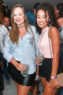 
<a style='margin-left: 5px;' class='btn btn-xs btn-social btn-facebook' href='https://www.facebook.com/sharer/sharer.php?u=https://www.galeramix.com.br/imagem/a3/800-800-90/conteudo/site_galerias/3/petry-galera-mix-mairara-e-maraisa-70.jpg' rel='popup' data-width='500' data-height='400'><i class='fa fa-facebook'></i>Compartilhar <span class='hidden-xs'>no Facebook</span>
</a> 
<a class='btn btn-default btn-xs' target='_blank' href='imagem/a3/800-800-90/conteudo/site_galerias/3/petry-galera-mix-mairara-e-maraisa-70.jpg'>
<span class='glyphicon glyphicon-cloud-download'></span> Salvar
</a>
