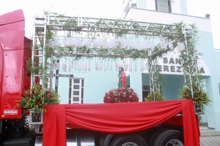 
                                    <a style='margin-left: 5px;' class='btn btn-xs btn-social btn-facebook' href='https://www.facebook.com/sharer/sharer.php?u=https://www.galeramix.com.br/imagem/a33/800-800-90/conteudo/site_galerias/33/caminhoneiro-1.jpg' rel='popup' data-width='500' data-height='400'><i class='fa fa-facebook'></i>Compartilhar <span class='hidden-xs'>no Facebook</span>
                                </a> 
                                <a class='btn btn-default btn-xs' target='_blank' href='imagem/a33/800-800-90/conteudo/site_galerias/33/caminhoneiro-1.jpg'>
                                    <span class='glyphicon glyphicon-cloud-download'></span> Salvar
                                </a>
                                