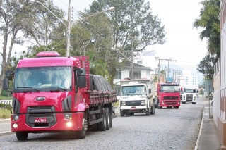 
                            <a style='margin-left: 5px;' class='btn btn-xs btn-social btn-facebook' href='https://www.facebook.com/sharer/sharer.php?u=https://www.galeramix.com.br/imagem/a33/800-800-90/conteudo/site_galerias/33/caminhoneiro-100.jpg' rel='popup' data-width='500' data-height='400'><i class='fa fa-facebook'></i>Compartilhar <span class='hidden-xs'>no Facebook</span>
                        </a> 
                        <a class='btn btn-default btn-xs' target='_blank' href='imagem/a33/800-800-90/conteudo/site_galerias/33/caminhoneiro-100.jpg'>
                            <span class='glyphicon glyphicon-cloud-download'></span> Salvar
                        </a>
                        