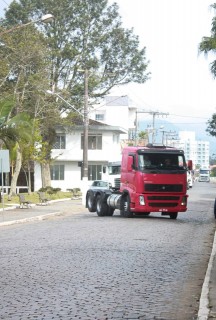 
                        <a style='margin-left: 5px;' class='btn btn-xs btn-social btn-facebook' href='https://www.facebook.com/sharer/sharer.php?u=https://www.galeramix.com.br/imagem/a33/800-800-90/conteudo/site_galerias/33/caminhoneiro-101.jpg' rel='popup' data-width='500' data-height='400'><i class='fa fa-facebook'></i>Compartilhar <span class='hidden-xs'>no Facebook</span>
                    </a> 
                    <a class='btn btn-default btn-xs' target='_blank' href='imagem/a33/800-800-90/conteudo/site_galerias/33/caminhoneiro-101.jpg'>
                        <span class='glyphicon glyphicon-cloud-download'></span> Salvar
                    </a>
                    