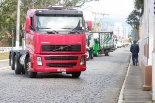 
                    <a style='margin-left: 5px;' class='btn btn-xs btn-social btn-facebook' href='https://www.facebook.com/sharer/sharer.php?u=https://www.galeramix.com.br/imagem/a33/800-800-90/conteudo/site_galerias/33/caminhoneiro-102.jpg' rel='popup' data-width='500' data-height='400'><i class='fa fa-facebook'></i>Compartilhar <span class='hidden-xs'>no Facebook</span>
                </a> 
                <a class='btn btn-default btn-xs' target='_blank' href='imagem/a33/800-800-90/conteudo/site_galerias/33/caminhoneiro-102.jpg'>
                    <span class='glyphicon glyphicon-cloud-download'></span> Salvar
                </a>
                