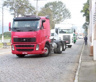 
                <a style='margin-left: 5px;' class='btn btn-xs btn-social btn-facebook' href='https://www.facebook.com/sharer/sharer.php?u=https://www.galeramix.com.br/imagem/a33/800-800-90/conteudo/site_galerias/33/caminhoneiro-103.jpg' rel='popup' data-width='500' data-height='400'><i class='fa fa-facebook'></i>Compartilhar <span class='hidden-xs'>no Facebook</span>
            </a> 
            <a class='btn btn-default btn-xs' target='_blank' href='imagem/a33/800-800-90/conteudo/site_galerias/33/caminhoneiro-103.jpg'>
                <span class='glyphicon glyphicon-cloud-download'></span> Salvar
            </a>
            