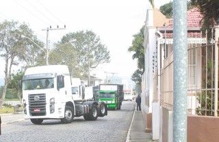 
            <a style='margin-left: 5px;' class='btn btn-xs btn-social btn-facebook' href='https://www.facebook.com/sharer/sharer.php?u=https://www.galeramix.com.br/imagem/a33/800-800-90/conteudo/site_galerias/33/caminhoneiro-104.jpg' rel='popup' data-width='500' data-height='400'><i class='fa fa-facebook'></i>Compartilhar <span class='hidden-xs'>no Facebook</span>
        </a> 
        <a class='btn btn-default btn-xs' target='_blank' href='imagem/a33/800-800-90/conteudo/site_galerias/33/caminhoneiro-104.jpg'>
            <span class='glyphicon glyphicon-cloud-download'></span> Salvar
        </a>
        