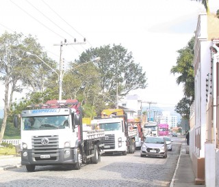 
<a style='margin-left: 5px;' class='btn btn-xs btn-social btn-facebook' href='https://www.facebook.com/sharer/sharer.php?u=https://www.galeramix.com.br/imagem/a33/800-800-90/conteudo/site_galerias/33/caminhoneiro-107.jpg' rel='popup' data-width='500' data-height='400'><i class='fa fa-facebook'></i>Compartilhar <span class='hidden-xs'>no Facebook</span>
</a> 
<a class='btn btn-default btn-xs' target='_blank' href='imagem/a33/800-800-90/conteudo/site_galerias/33/caminhoneiro-107.jpg'>
<span class='glyphicon glyphicon-cloud-download'></span> Salvar
</a>
