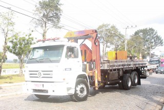 
<a style='margin-left: 5px;' class='btn btn-xs btn-social btn-facebook' href='https://www.facebook.com/sharer/sharer.php?u=https://www.galeramix.com.br/imagem/a33/800-800-90/conteudo/site_galerias/33/caminhoneiro-108.jpg' rel='popup' data-width='500' data-height='400'><i class='fa fa-facebook'></i>Compartilhar <span class='hidden-xs'>no Facebook</span>
</a> 
<a class='btn btn-default btn-xs' target='_blank' href='imagem/a33/800-800-90/conteudo/site_galerias/33/caminhoneiro-108.jpg'>
<span class='glyphicon glyphicon-cloud-download'></span> Salvar
</a>
