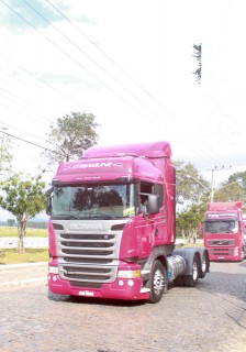 
<a style='margin-left: 5px;' class='btn btn-xs btn-social btn-facebook' href='https://www.facebook.com/sharer/sharer.php?u=https://www.galeramix.com.br/imagem/a33/800-800-90/conteudo/site_galerias/33/caminhoneiro-111.jpg' rel='popup' data-width='500' data-height='400'><i class='fa fa-facebook'></i>Compartilhar <span class='hidden-xs'>no Facebook</span>
</a> 
<a class='btn btn-default btn-xs' target='_blank' href='imagem/a33/800-800-90/conteudo/site_galerias/33/caminhoneiro-111.jpg'>
<span class='glyphicon glyphicon-cloud-download'></span> Salvar
</a>
