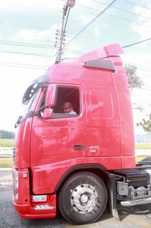 
<a style='margin-left: 5px;' class='btn btn-xs btn-social btn-facebook' href='https://www.facebook.com/sharer/sharer.php?u=https://www.galeramix.com.br/imagem/a33/800-800-90/conteudo/site_galerias/33/caminhoneiro-112.jpg' rel='popup' data-width='500' data-height='400'><i class='fa fa-facebook'></i>Compartilhar <span class='hidden-xs'>no Facebook</span>
</a> 
<a class='btn btn-default btn-xs' target='_blank' href='imagem/a33/800-800-90/conteudo/site_galerias/33/caminhoneiro-112.jpg'>
<span class='glyphicon glyphicon-cloud-download'></span> Salvar
</a>
