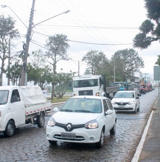 
<a style='margin-left: 5px;' class='btn btn-xs btn-social btn-facebook' href='https://www.facebook.com/sharer/sharer.php?u=https://www.galeramix.com.br/imagem/a33/800-800-90/conteudo/site_galerias/33/caminhoneiro-14.jpg' rel='popup' data-width='500' data-height='400'><i class='fa fa-facebook'></i>Compartilhar <span class='hidden-xs'>no Facebook</span>
</a> 
<a class='btn btn-default btn-xs' target='_blank' href='imagem/a33/800-800-90/conteudo/site_galerias/33/caminhoneiro-14.jpg'>
<span class='glyphicon glyphicon-cloud-download'></span> Salvar
</a>
