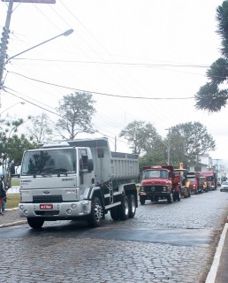 
<a style='margin-left: 5px;' class='btn btn-xs btn-social btn-facebook' href='https://www.facebook.com/sharer/sharer.php?u=https://www.galeramix.com.br/imagem/a33/800-800-90/conteudo/site_galerias/33/caminhoneiro-16.jpg' rel='popup' data-width='500' data-height='400'><i class='fa fa-facebook'></i>Compartilhar <span class='hidden-xs'>no Facebook</span>
</a> 
<a class='btn btn-default btn-xs' target='_blank' href='imagem/a33/800-800-90/conteudo/site_galerias/33/caminhoneiro-16.jpg'>
<span class='glyphicon glyphicon-cloud-download'></span> Salvar
</a>
