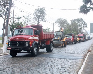 
<a style='margin-left: 5px;' class='btn btn-xs btn-social btn-facebook' href='https://www.facebook.com/sharer/sharer.php?u=https://www.galeramix.com.br/imagem/a33/800-800-90/conteudo/site_galerias/33/caminhoneiro-17.jpg' rel='popup' data-width='500' data-height='400'><i class='fa fa-facebook'></i>Compartilhar <span class='hidden-xs'>no Facebook</span>
</a> 
<a class='btn btn-default btn-xs' target='_blank' href='imagem/a33/800-800-90/conteudo/site_galerias/33/caminhoneiro-17.jpg'>
<span class='glyphicon glyphicon-cloud-download'></span> Salvar
</a>
