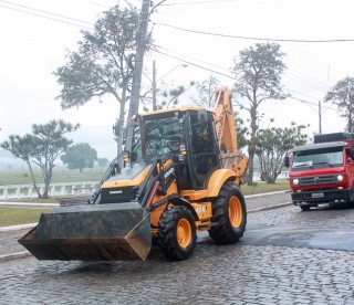 
<a style='margin-left: 5px;' class='btn btn-xs btn-social btn-facebook' href='https://www.facebook.com/sharer/sharer.php?u=https://www.galeramix.com.br/imagem/a33/800-800-90/conteudo/site_galerias/33/caminhoneiro-18.jpg' rel='popup' data-width='500' data-height='400'><i class='fa fa-facebook'></i>Compartilhar <span class='hidden-xs'>no Facebook</span>
</a> 
<a class='btn btn-default btn-xs' target='_blank' href='imagem/a33/800-800-90/conteudo/site_galerias/33/caminhoneiro-18.jpg'>
<span class='glyphicon glyphicon-cloud-download'></span> Salvar
</a>
