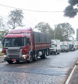 
<a style='margin-left: 5px;' class='btn btn-xs btn-social btn-facebook' href='https://www.facebook.com/sharer/sharer.php?u=https://www.galeramix.com.br/imagem/a33/800-800-90/conteudo/site_galerias/33/caminhoneiro-20.jpg' rel='popup' data-width='500' data-height='400'><i class='fa fa-facebook'></i>Compartilhar <span class='hidden-xs'>no Facebook</span>
</a> 
<a class='btn btn-default btn-xs' target='_blank' href='imagem/a33/800-800-90/conteudo/site_galerias/33/caminhoneiro-20.jpg'>
<span class='glyphicon glyphicon-cloud-download'></span> Salvar
</a>
