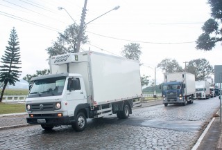 
<a style='margin-left: 5px;' class='btn btn-xs btn-social btn-facebook' href='https://www.facebook.com/sharer/sharer.php?u=https://www.galeramix.com.br/imagem/a33/800-800-90/conteudo/site_galerias/33/caminhoneiro-22.jpg' rel='popup' data-width='500' data-height='400'><i class='fa fa-facebook'></i>Compartilhar <span class='hidden-xs'>no Facebook</span>
</a> 
<a class='btn btn-default btn-xs' target='_blank' href='imagem/a33/800-800-90/conteudo/site_galerias/33/caminhoneiro-22.jpg'>
<span class='glyphicon glyphicon-cloud-download'></span> Salvar
</a>
